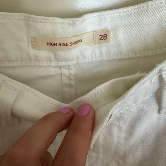 Levi’s white high rise slim through hip shorts - Picture 4 of 5